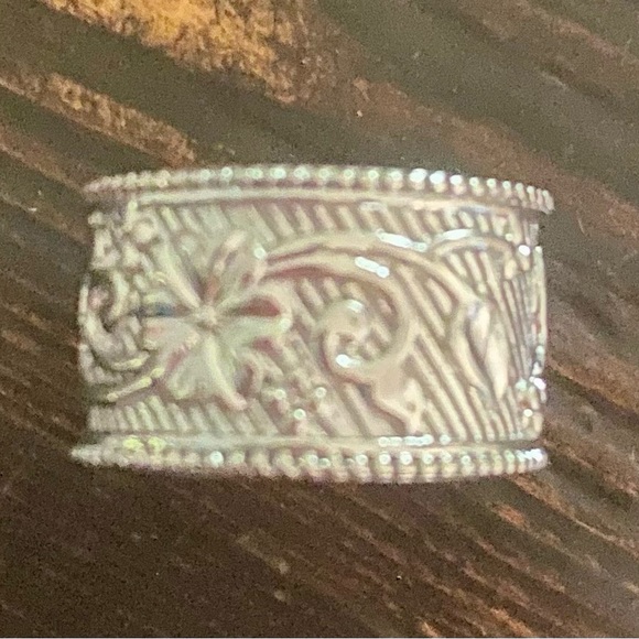 Jewelry - Silver Floral Band Ring